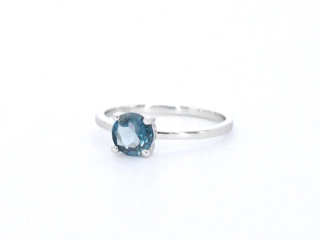 White gold ring with topaz - Image 9