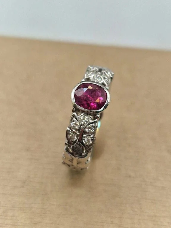 18kt white gold ring Solitaire with rubies and diamonds  - Image 4
