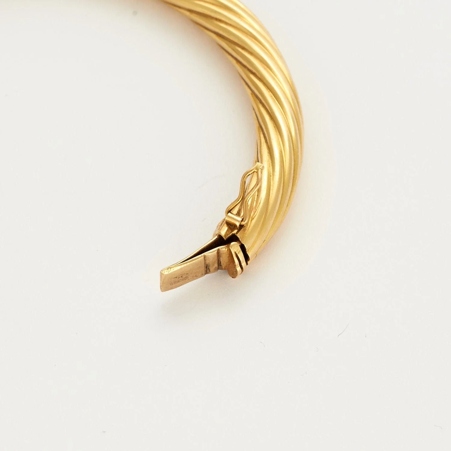 Yellow gold bangle bracelet