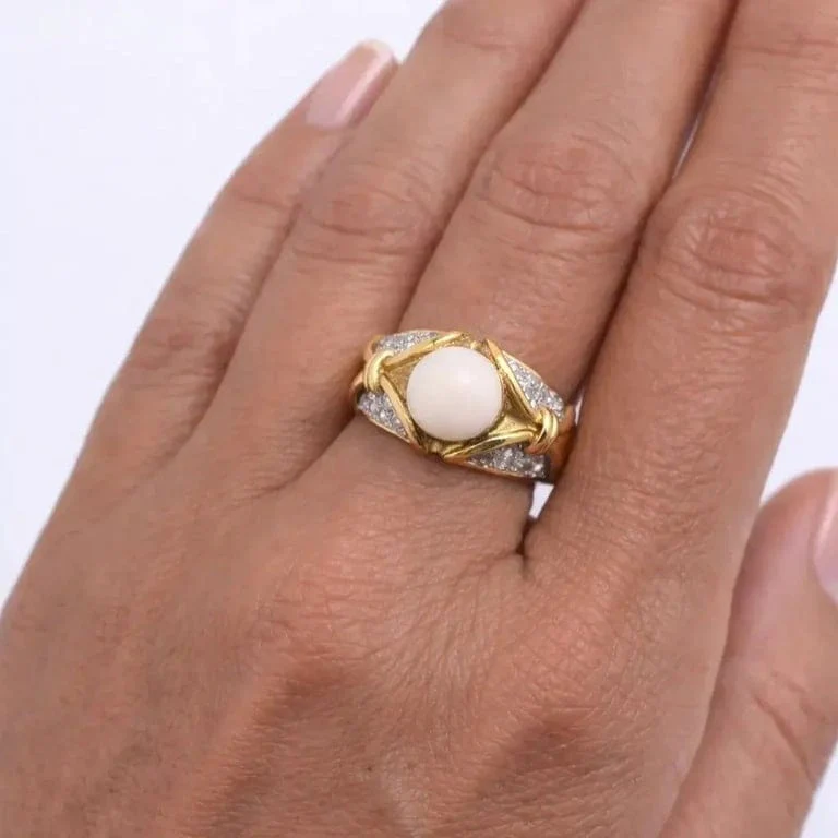 Yellow gold ring with coral - Image 2
