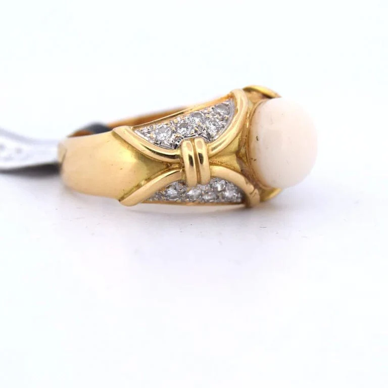 Yellow gold ring with coral - Image 7