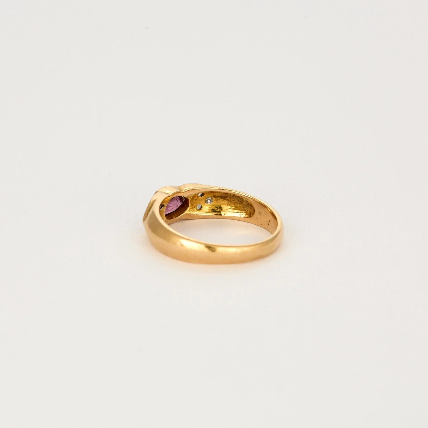 Yellow gold bangle ring with pink sapphire and diamonds - Image 4