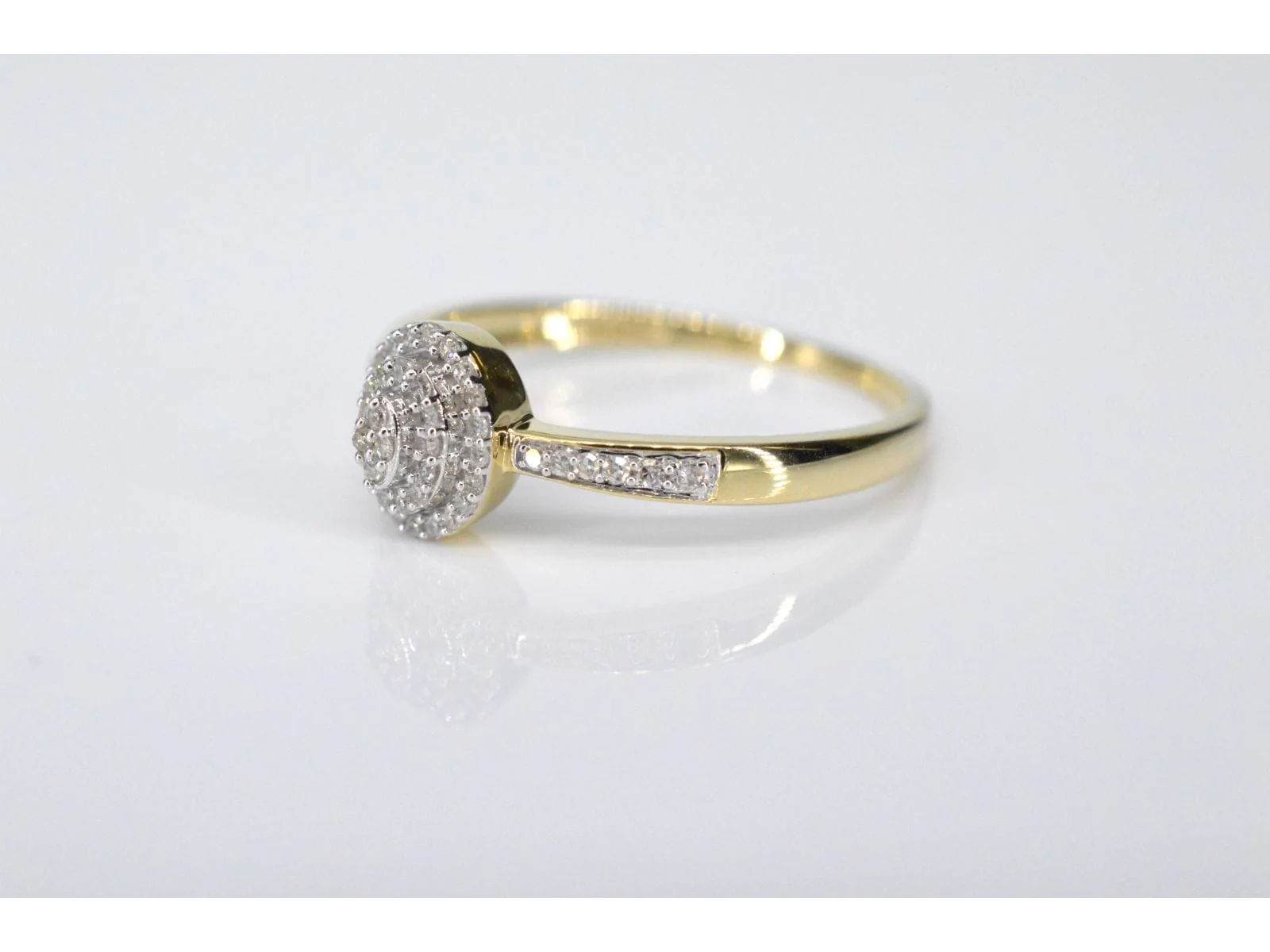 Gold entourage ring with diamonds - Image 3