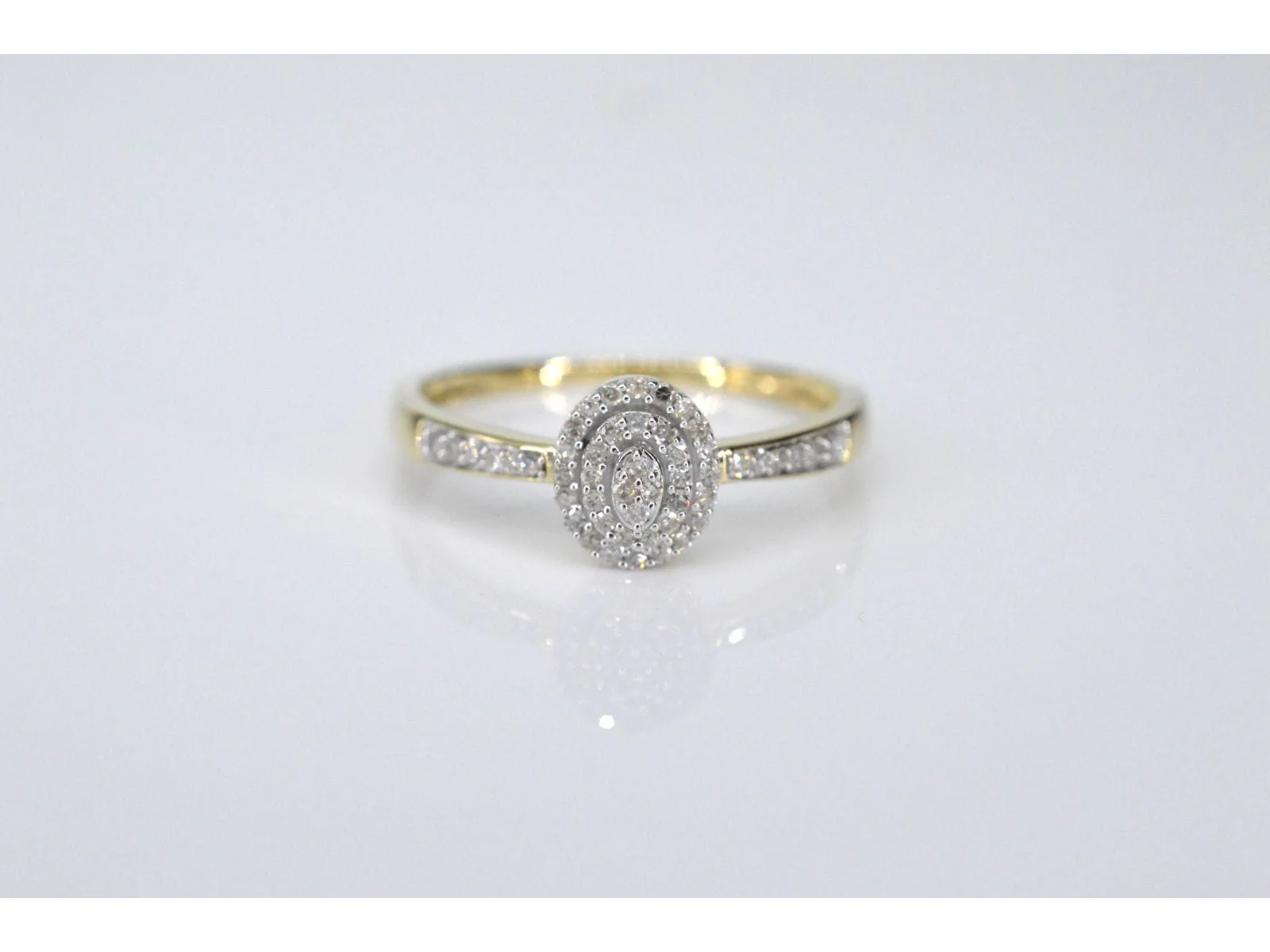 Gold entourage ring with diamonds - Image 4