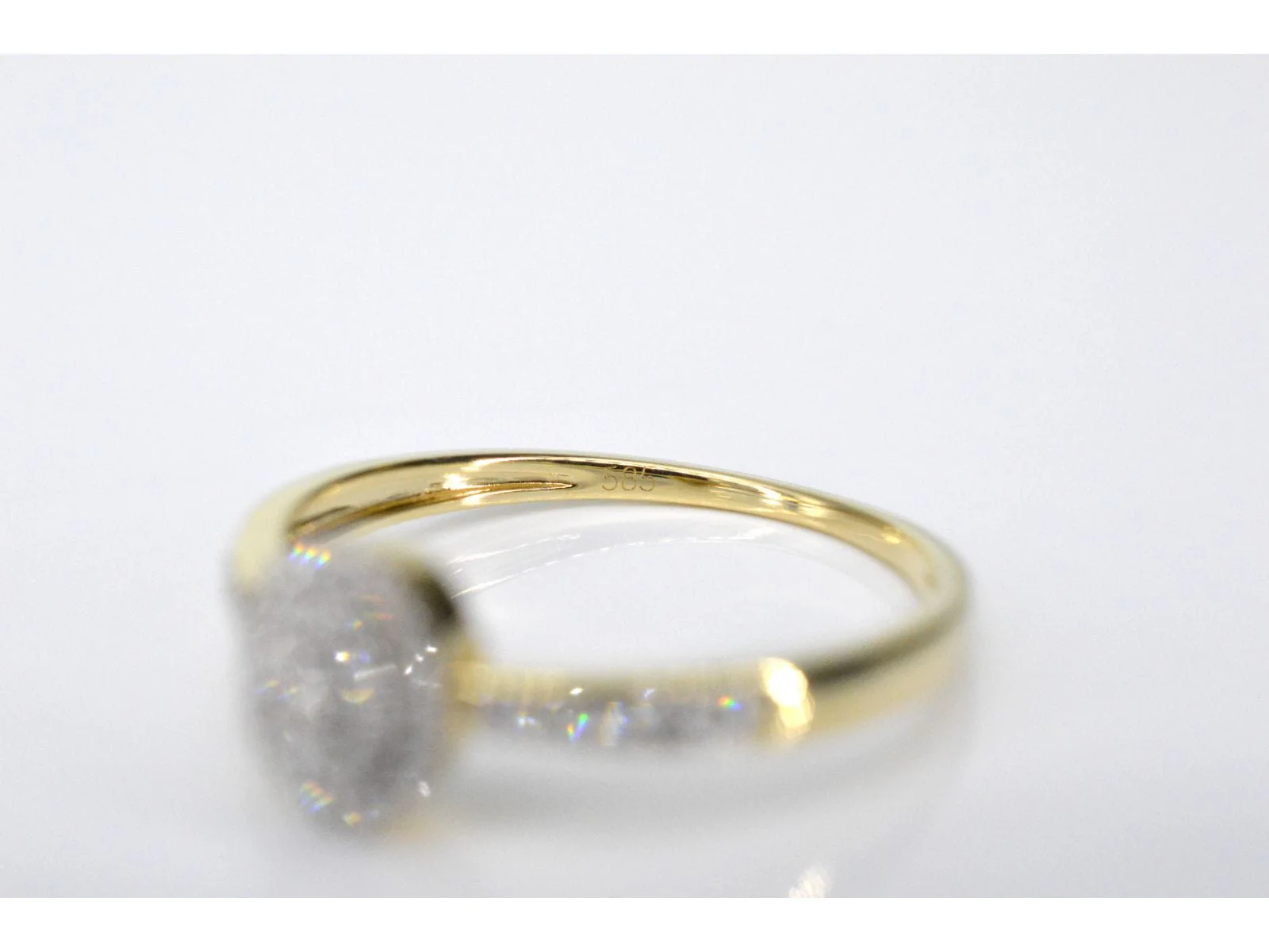 Gold entourage ring with diamonds - Image 5