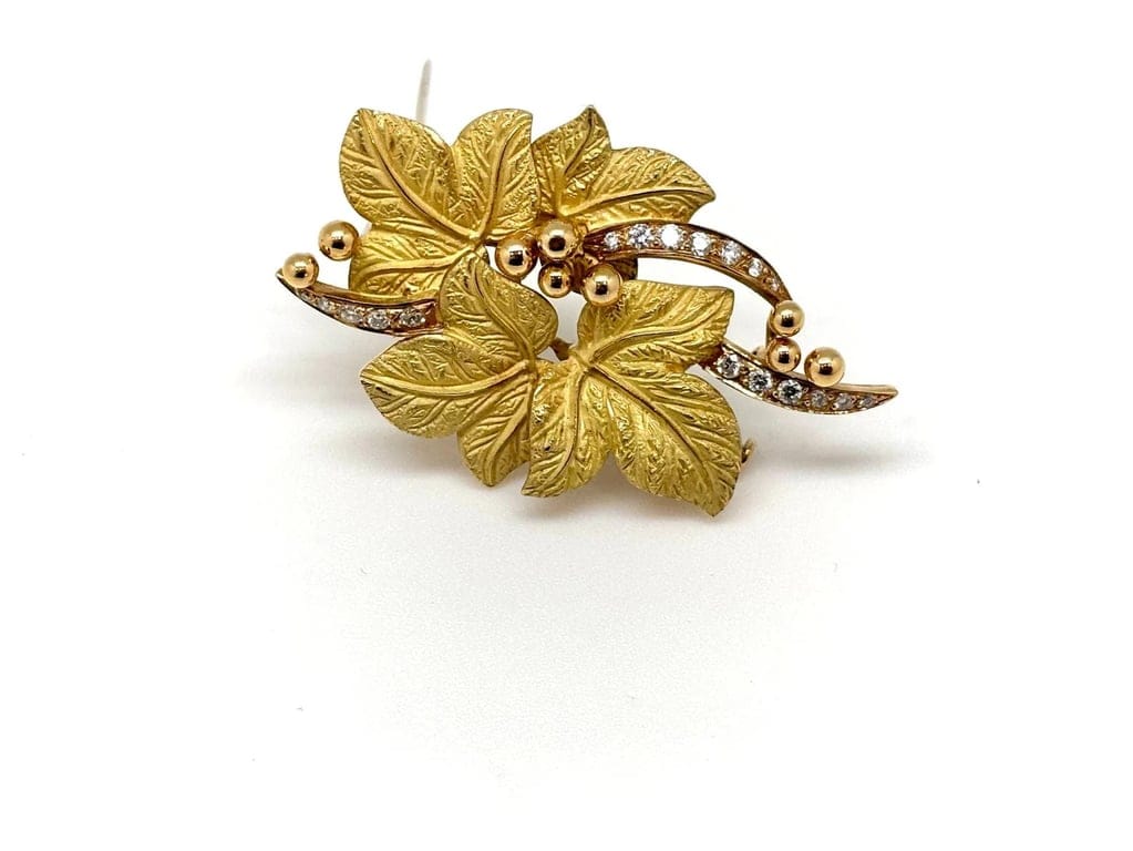 Yellow gold four-leaf brooch and diamonds  - Image 2