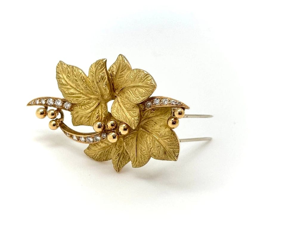 Yellow gold four-leaf brooch and diamonds  - Image 3