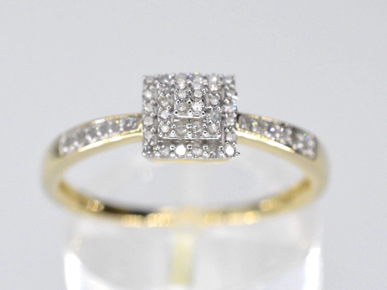 Gold entourage ring with diamonds - Image 2