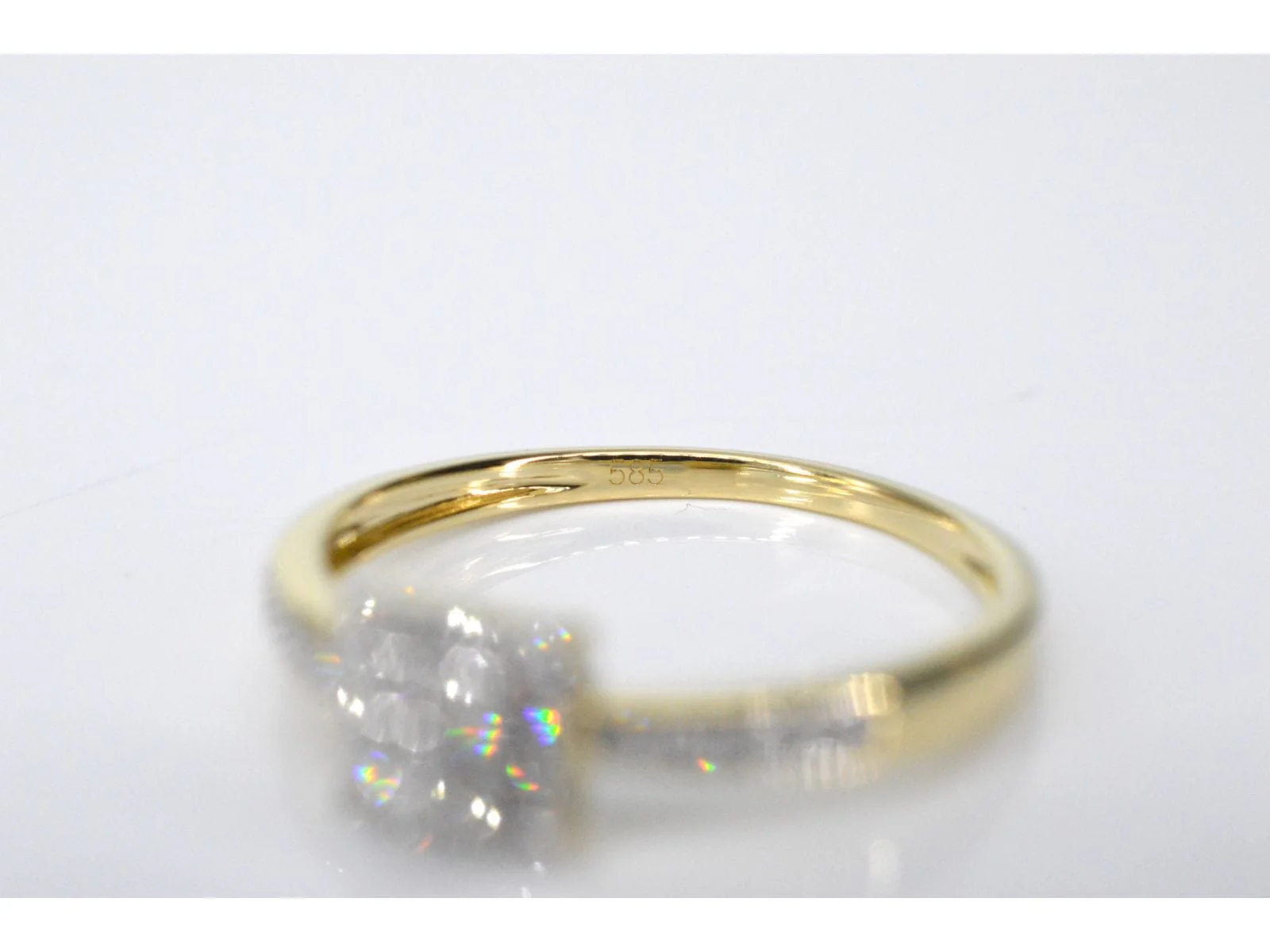 Gold entourage ring with diamonds - Image 3