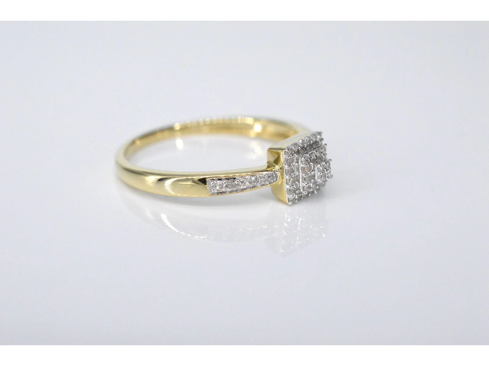 Gold entourage ring with diamonds - Image 4