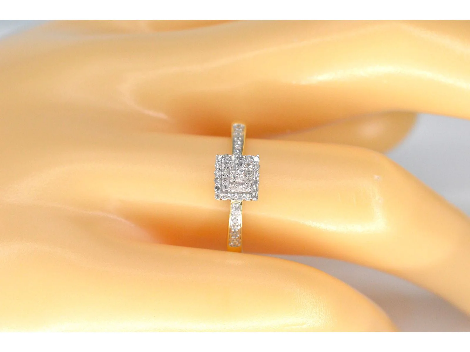Gold entourage ring with diamonds - Image 5