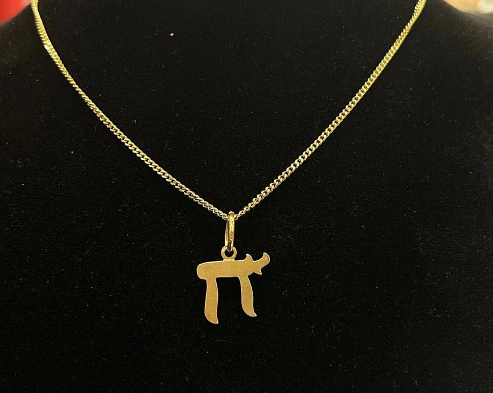 HAI yellow gold pendant - Image 2