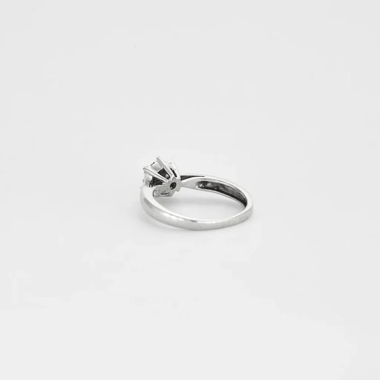 Solitaire ring in white gold with diamonds - Image 5