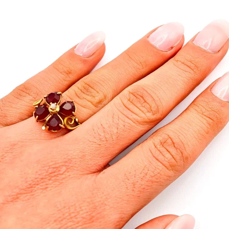 Yellow gold Clover Design Garnet Dress ring  - Image 2