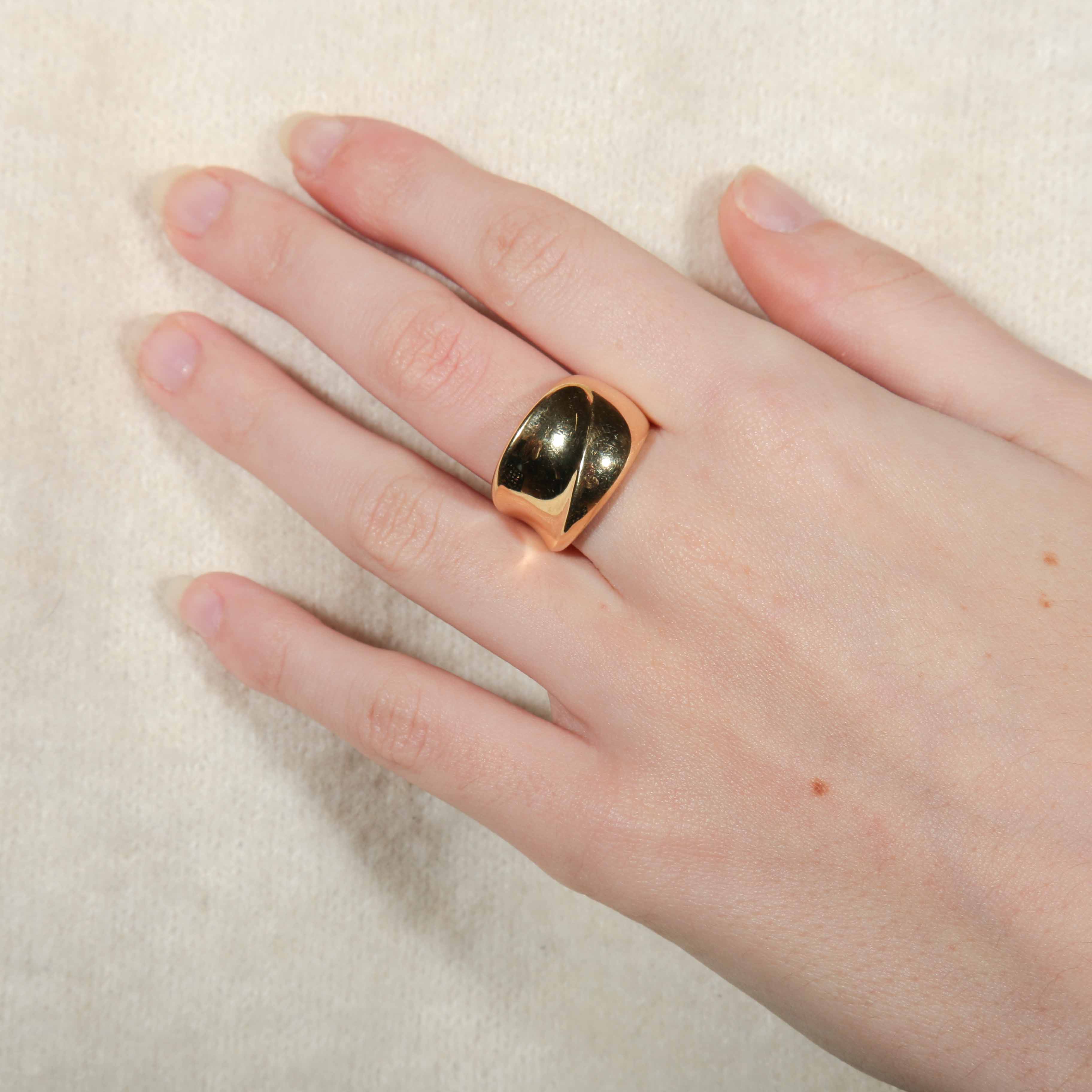Large yellow gold bangle ring - Image 2