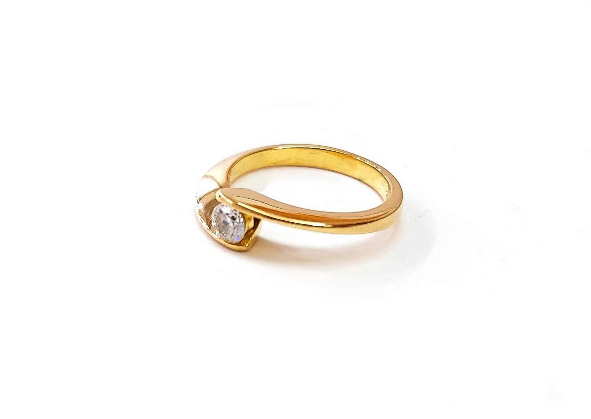 Solitaire design yellow gold and diamond - Image 3
