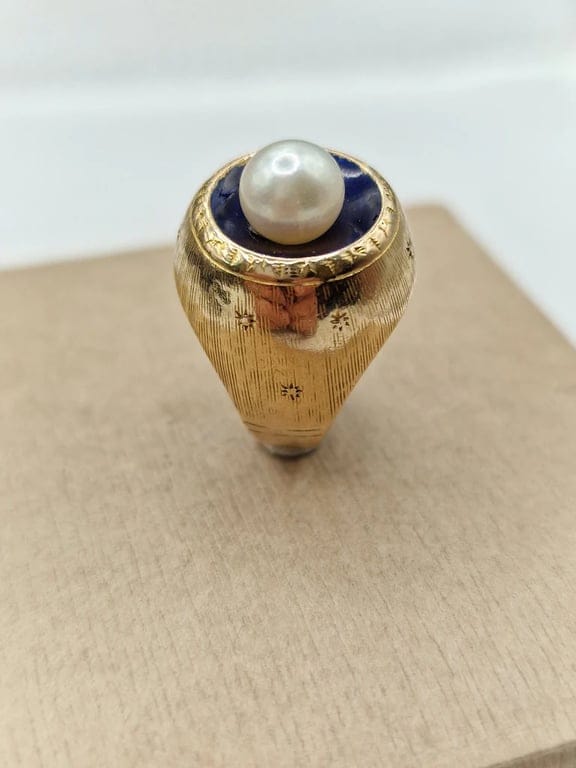 Signet ring with pearl and enamel in 18k yellow gold  - Image 3