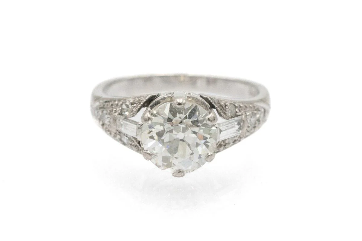 Antique ring in white gold and old-cut diamonds 