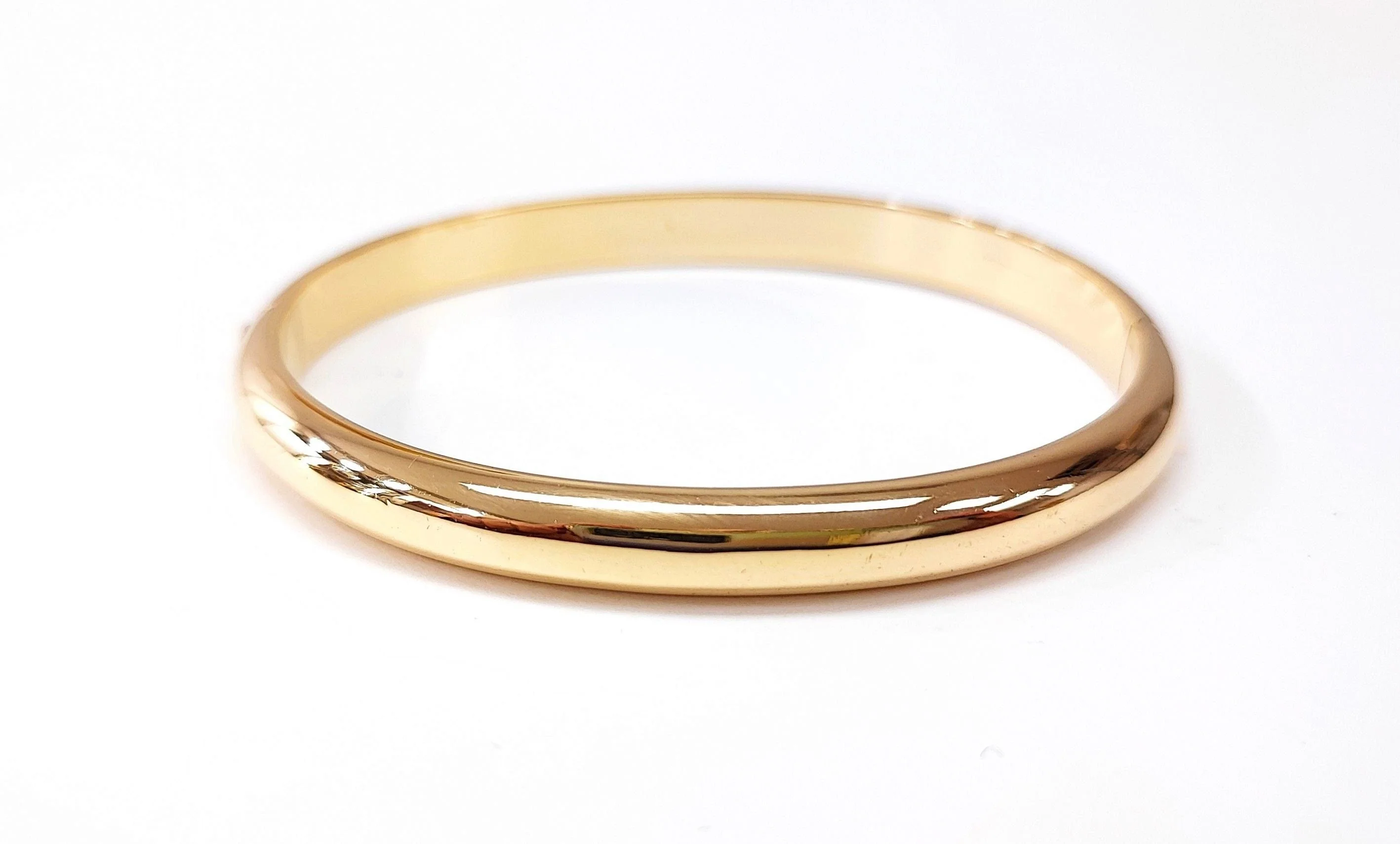 Yellow gold bangle bracelet