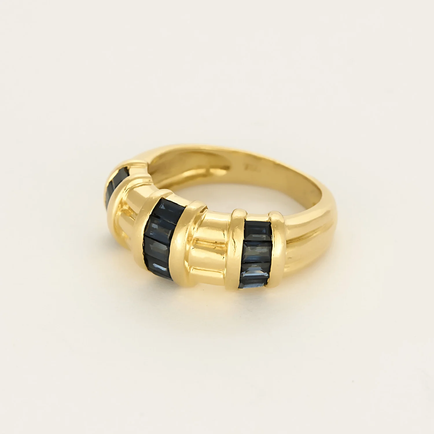 Yellow gold bangle ring and sapphires - Image 3