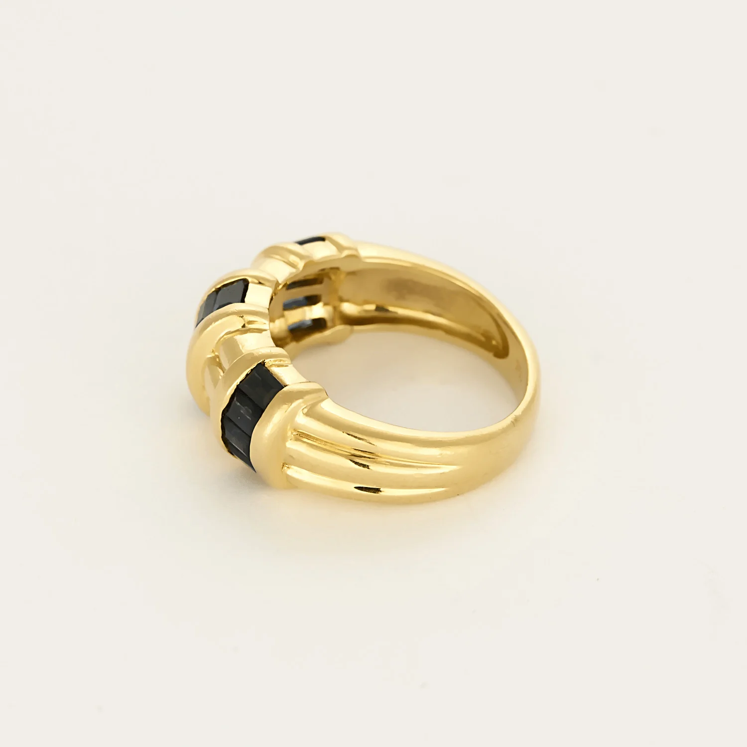 Yellow gold bangle ring and sapphires - Image 4