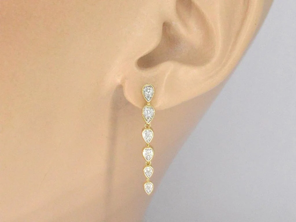 Yellow gold earrings with diamonds - Image 2