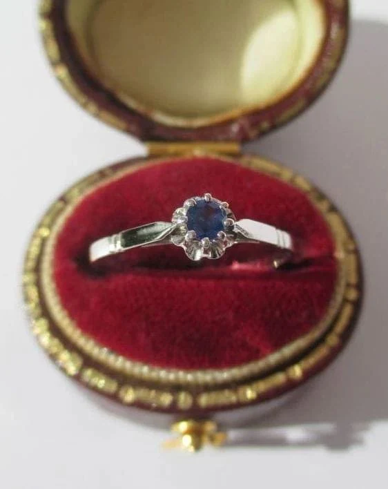 White gold sapphire solitaire ring and platinum - Image 9