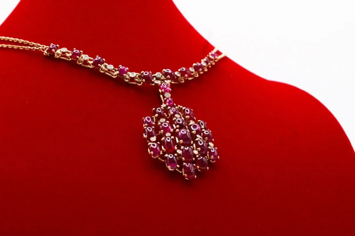 Yellow gold necklace, cabochon ruby and diamonds  - Image 2