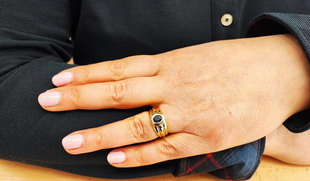 Yellow gold and sapphire bangle ring - Image 2