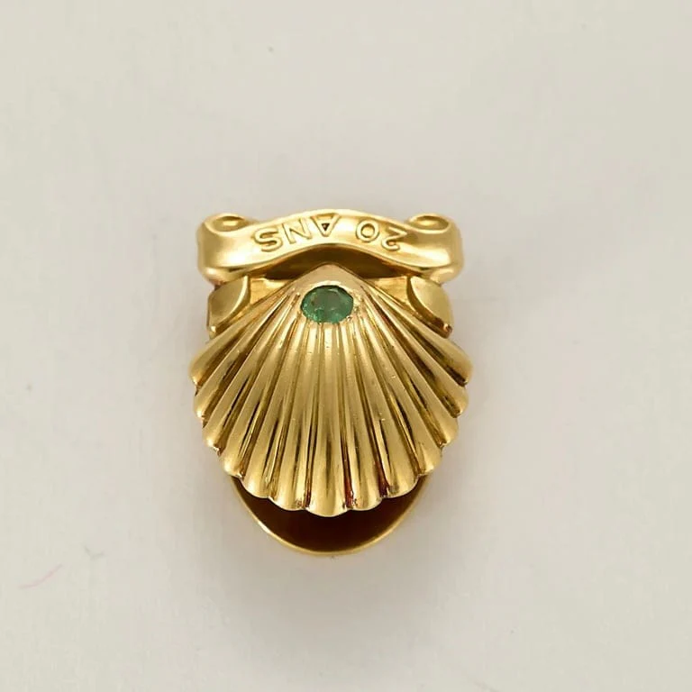 CARTIER - Yellow gold shell buttonhole and emeralds  - Image 3