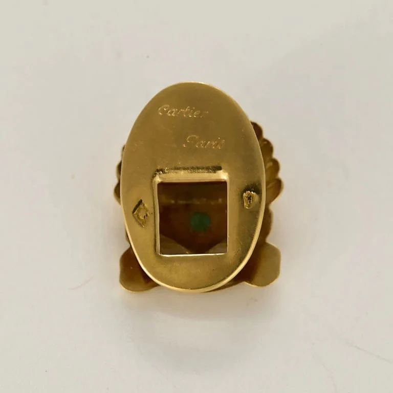 CARTIER - Yellow gold shell buttonhole and emeralds  - Image 4