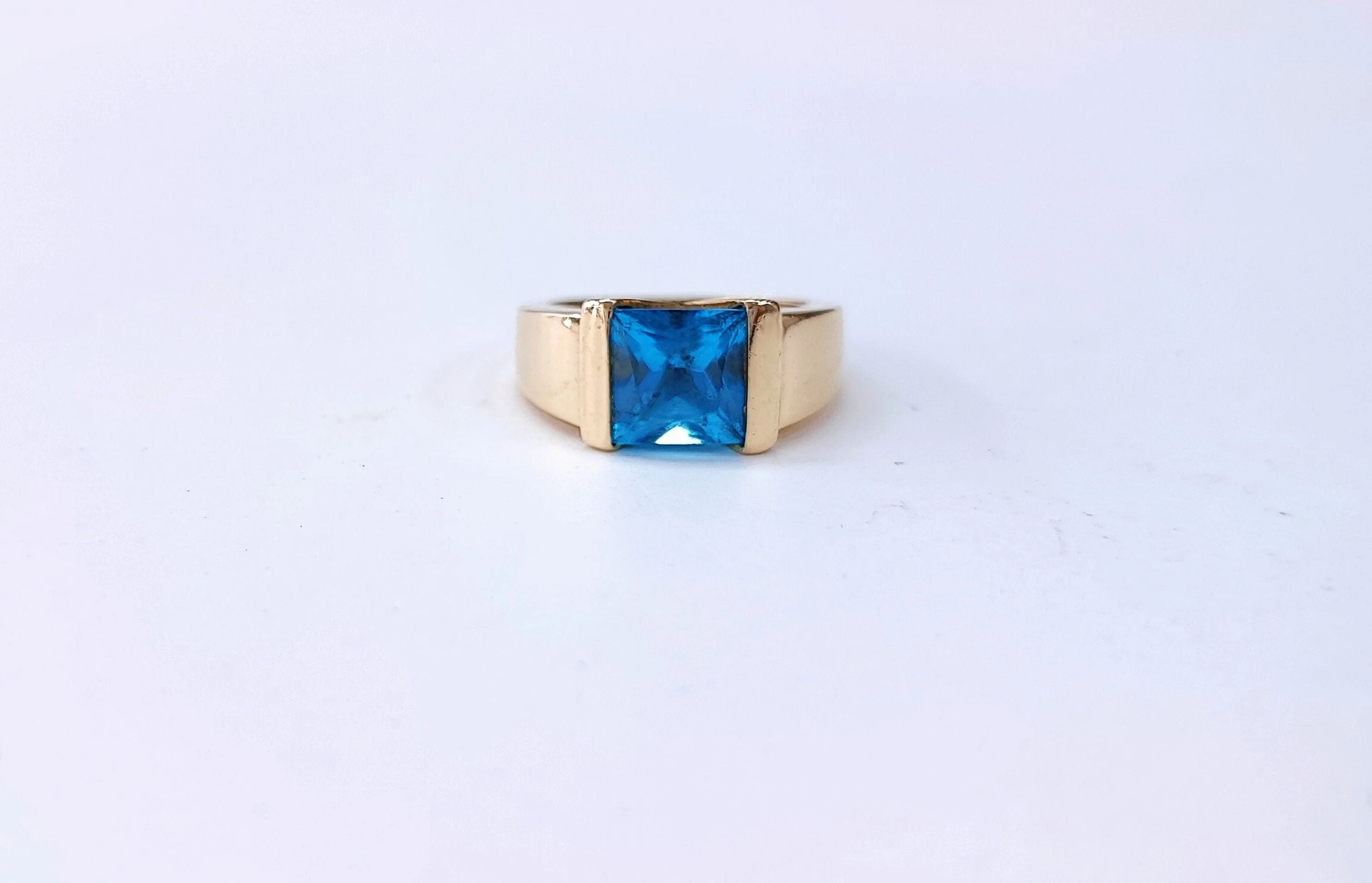 Yellow gold ring with blue topaz  - Image 3