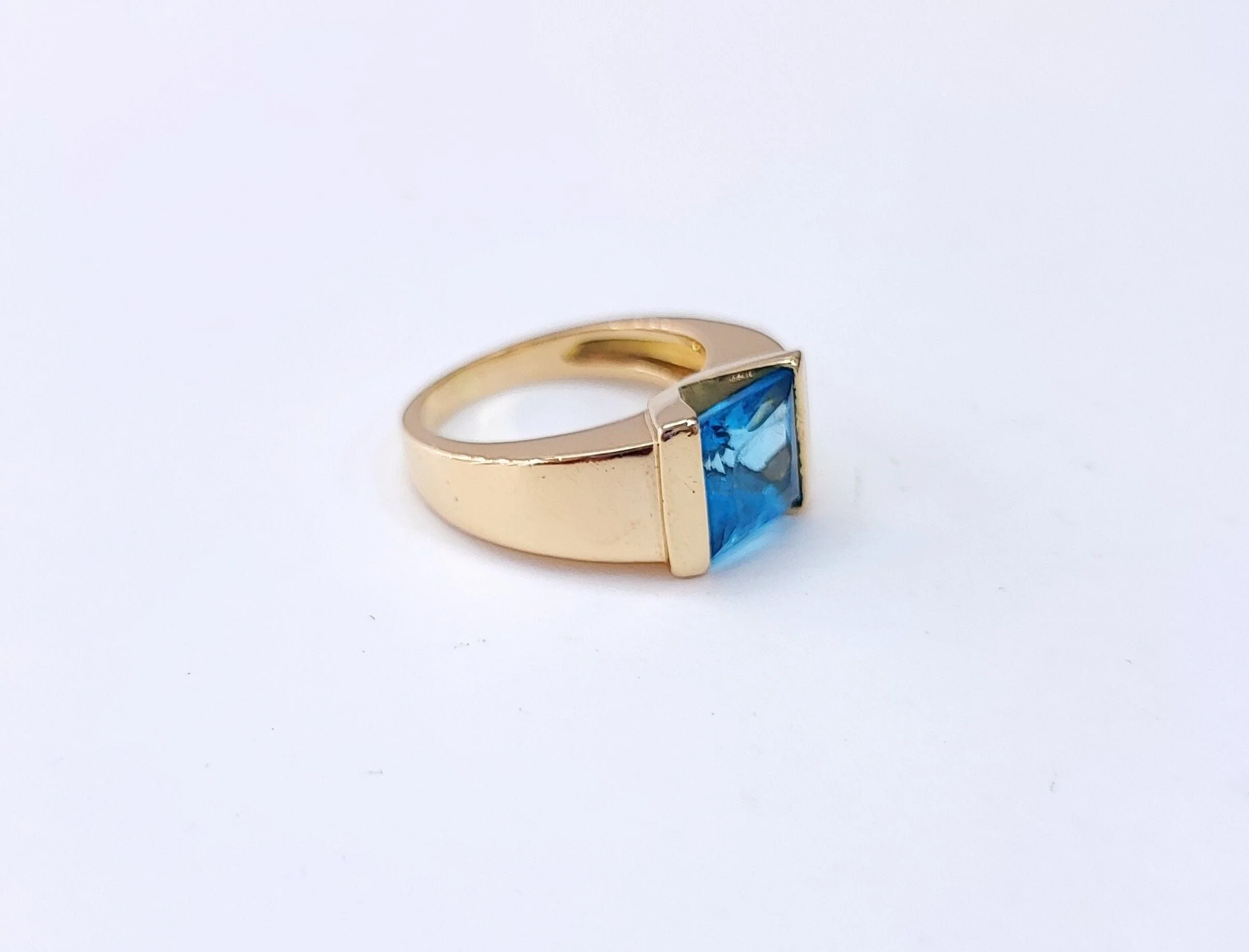 Yellow gold ring with blue topaz  - Image 4