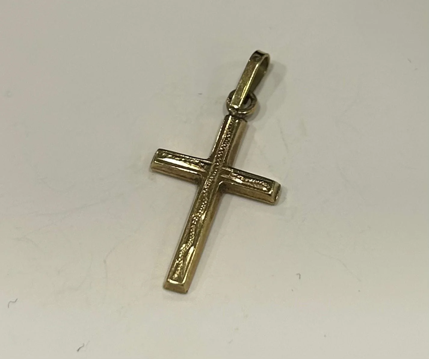 Yellow gold cross pendant - Image 3