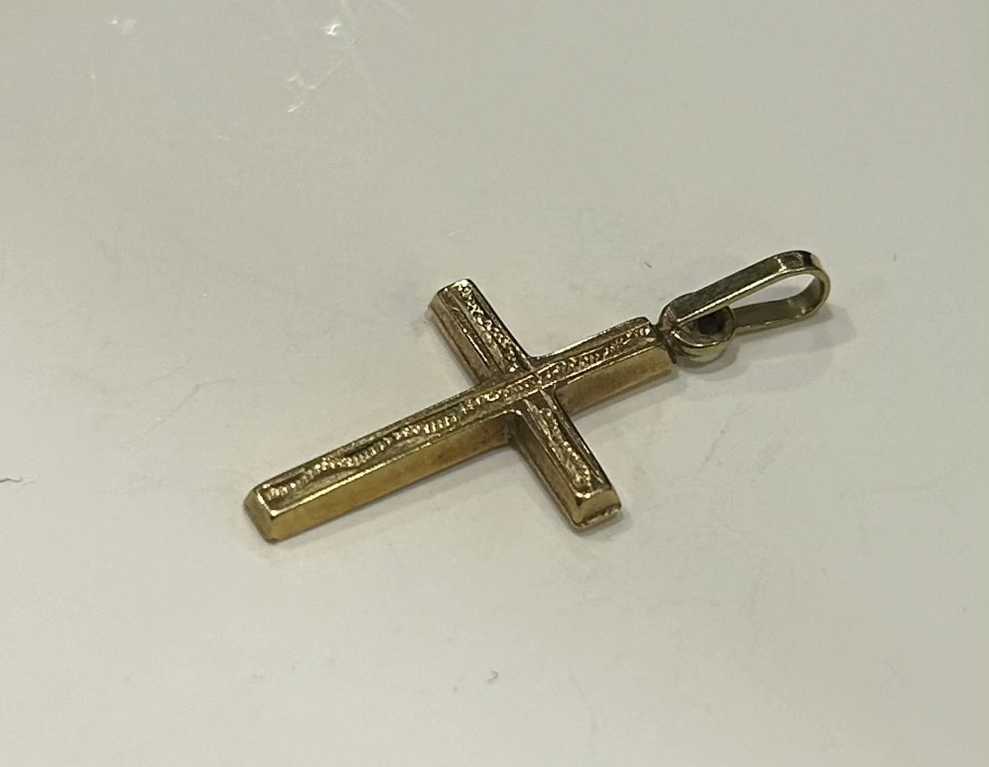 Yellow gold cross pendant - Image 4