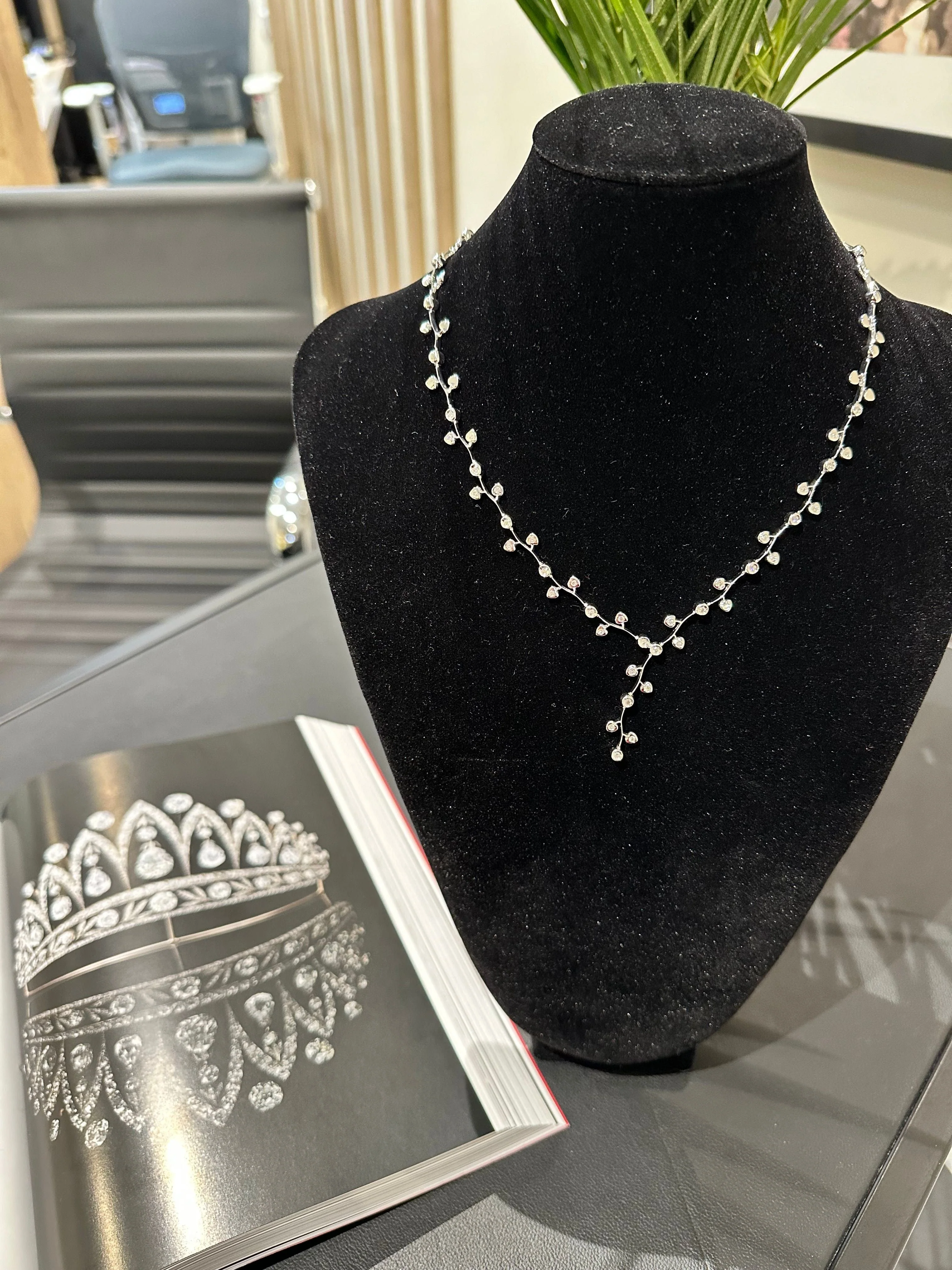 Long white gold and diamond necklace - Image 4