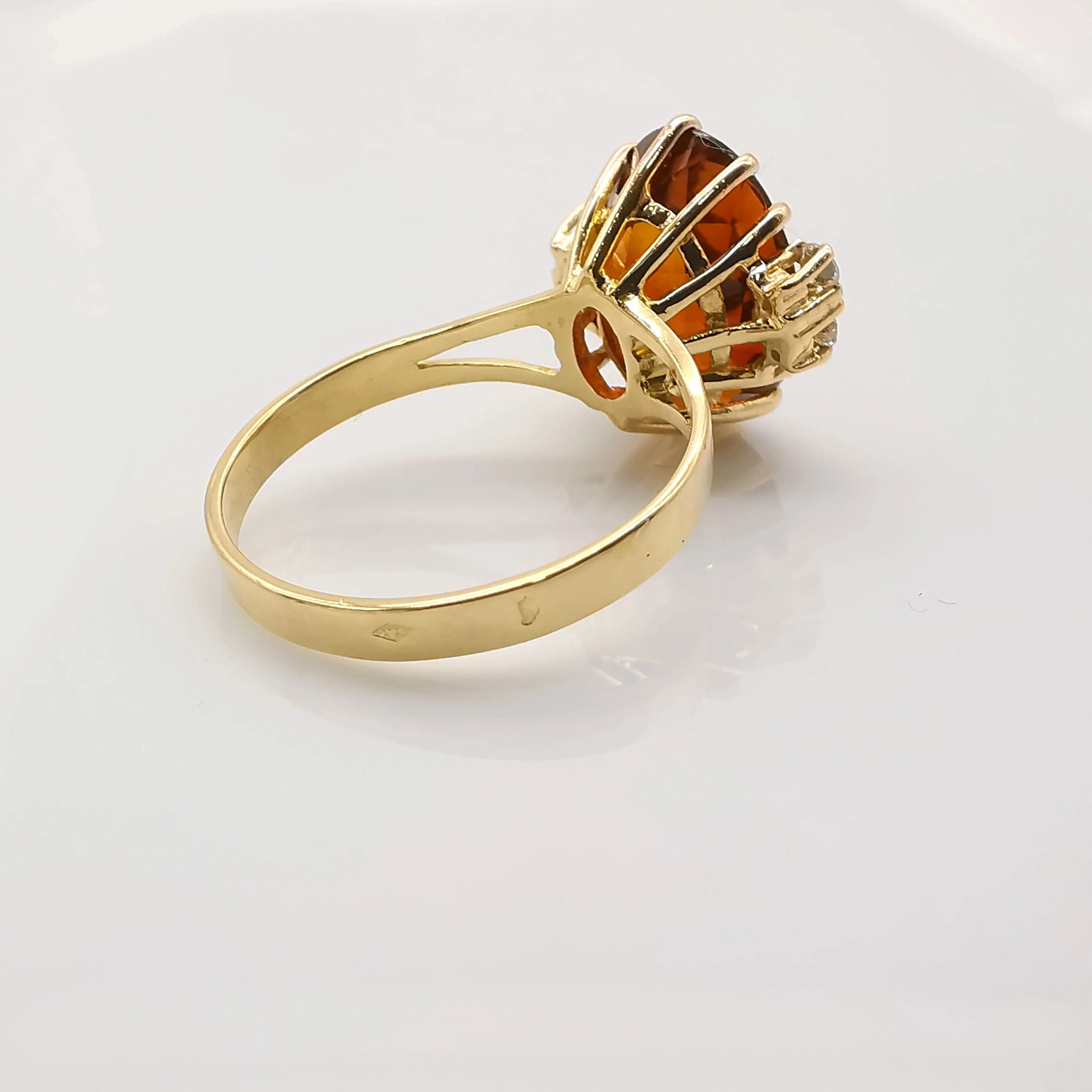 Yellow gold ring with citrine and diamonds - Image 10