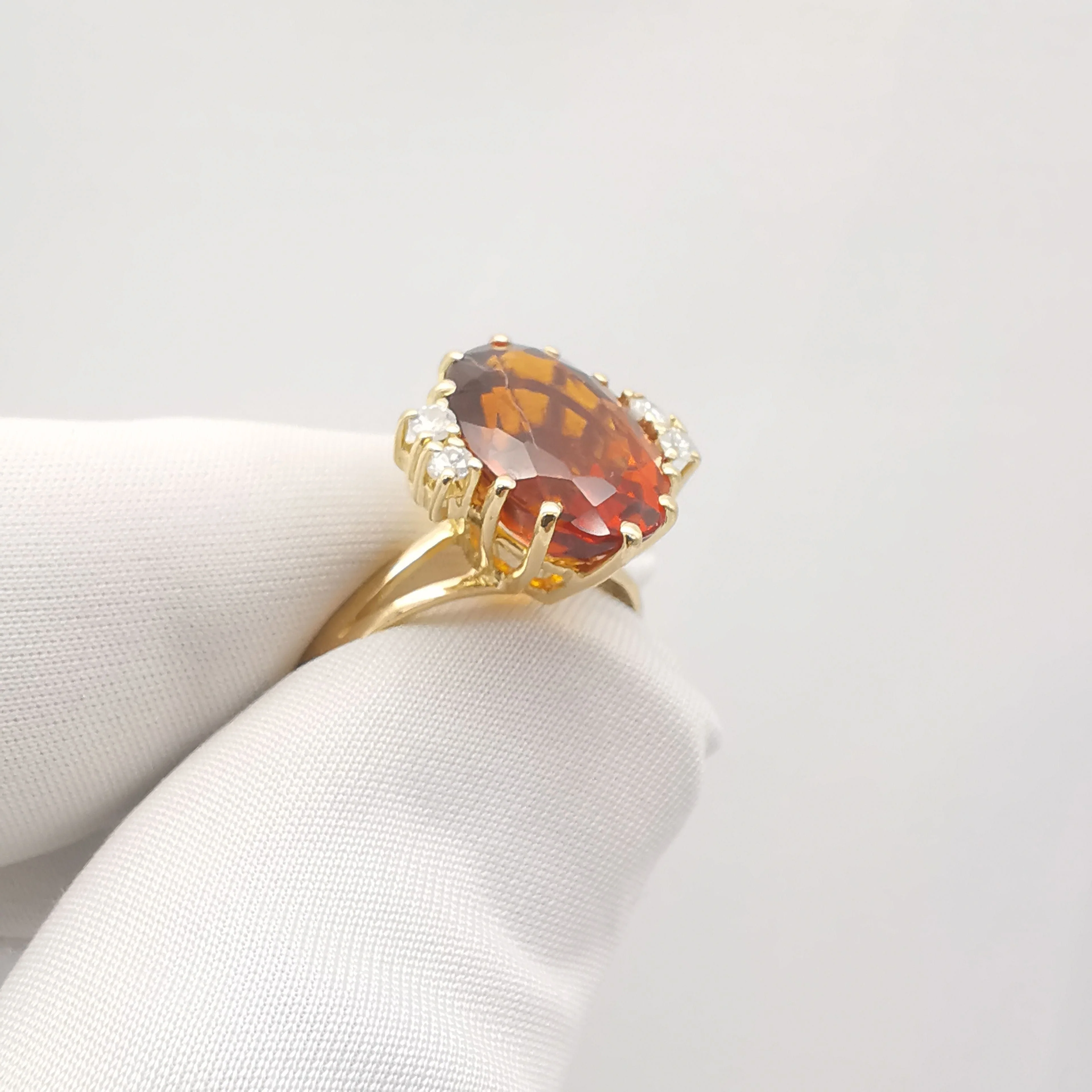 Yellow gold ring with citrine and diamonds - Image 3