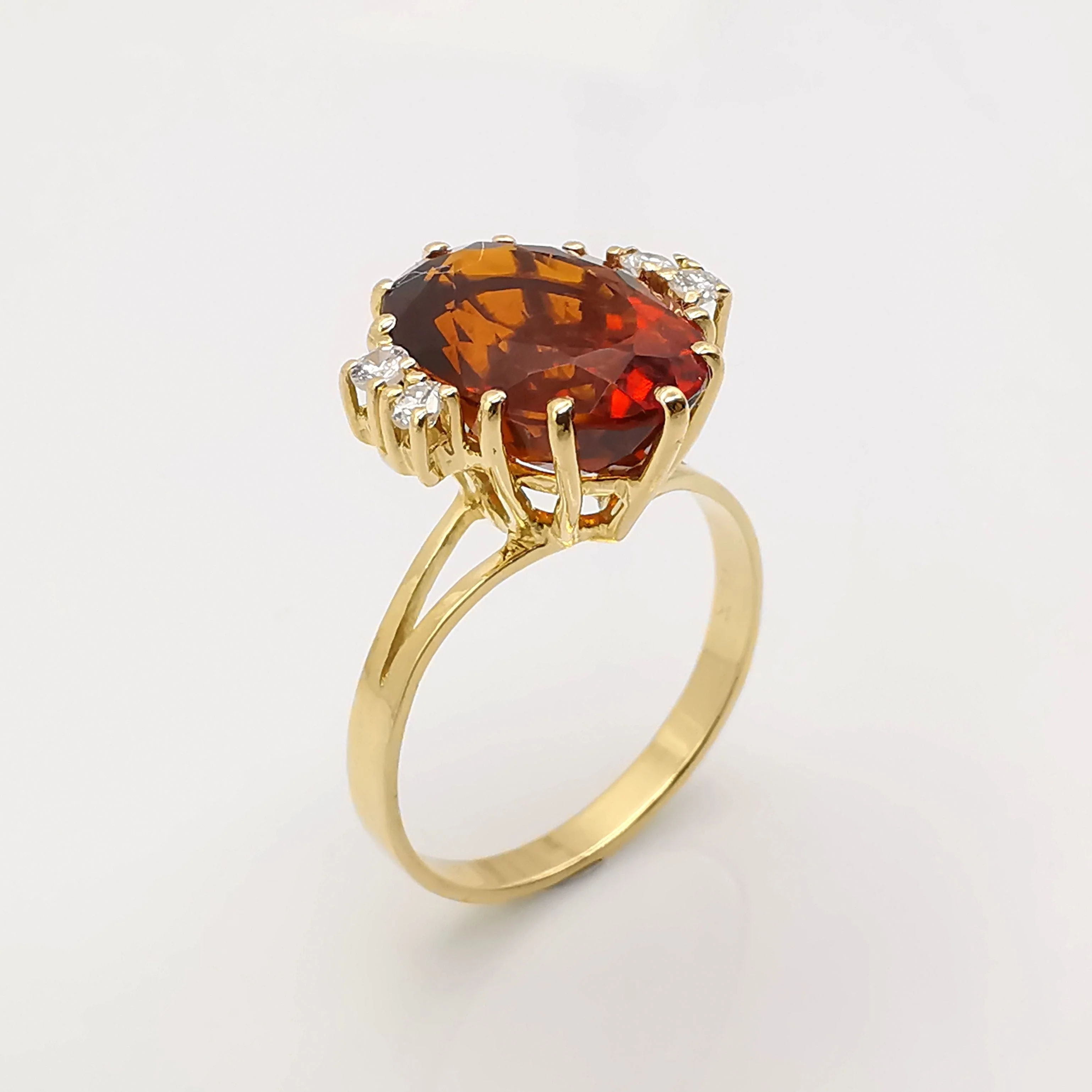 Yellow gold ring with citrine and diamonds - Image 6
