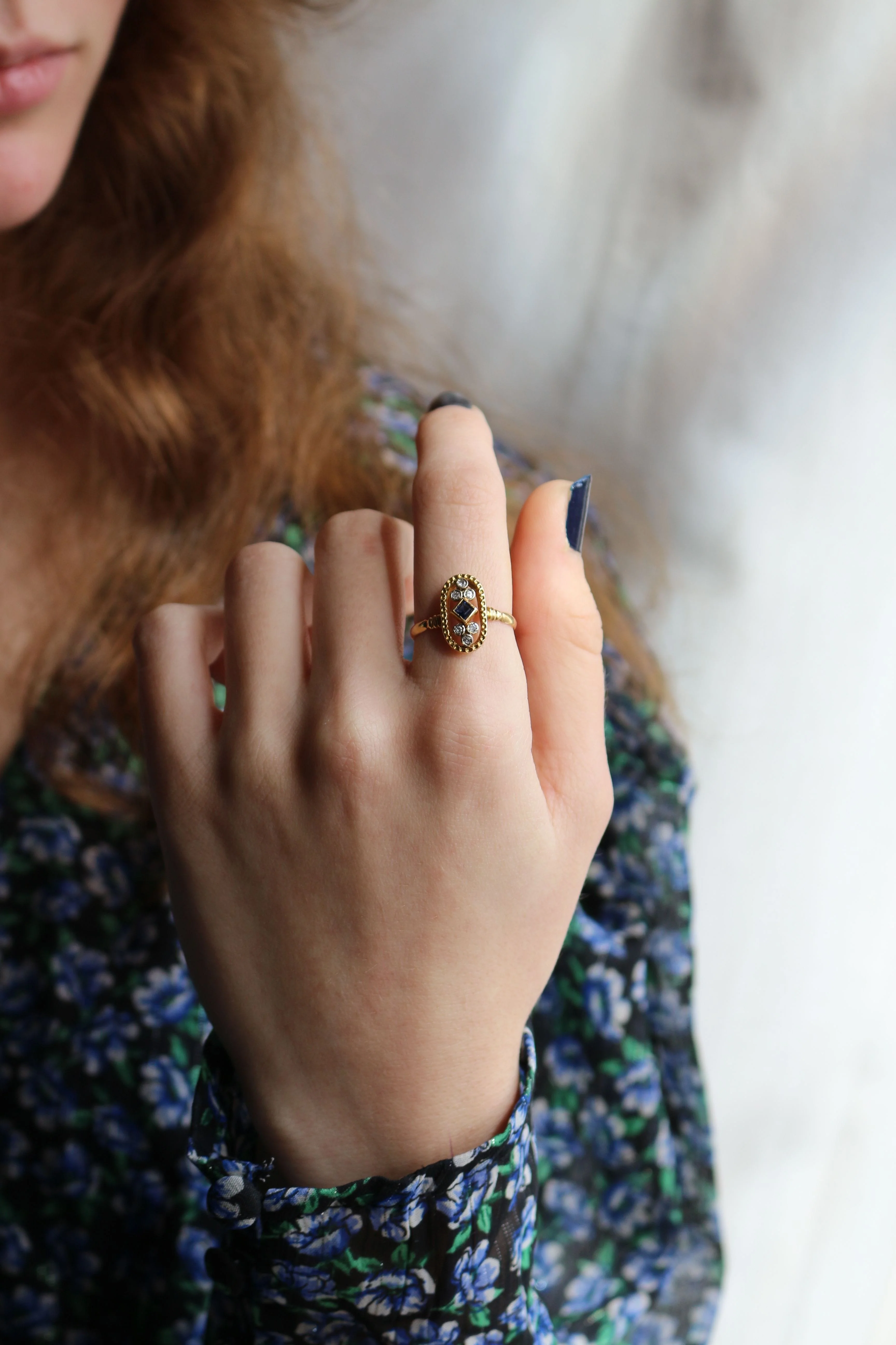 Oval ring in yellow gold, sapphire - Image 2