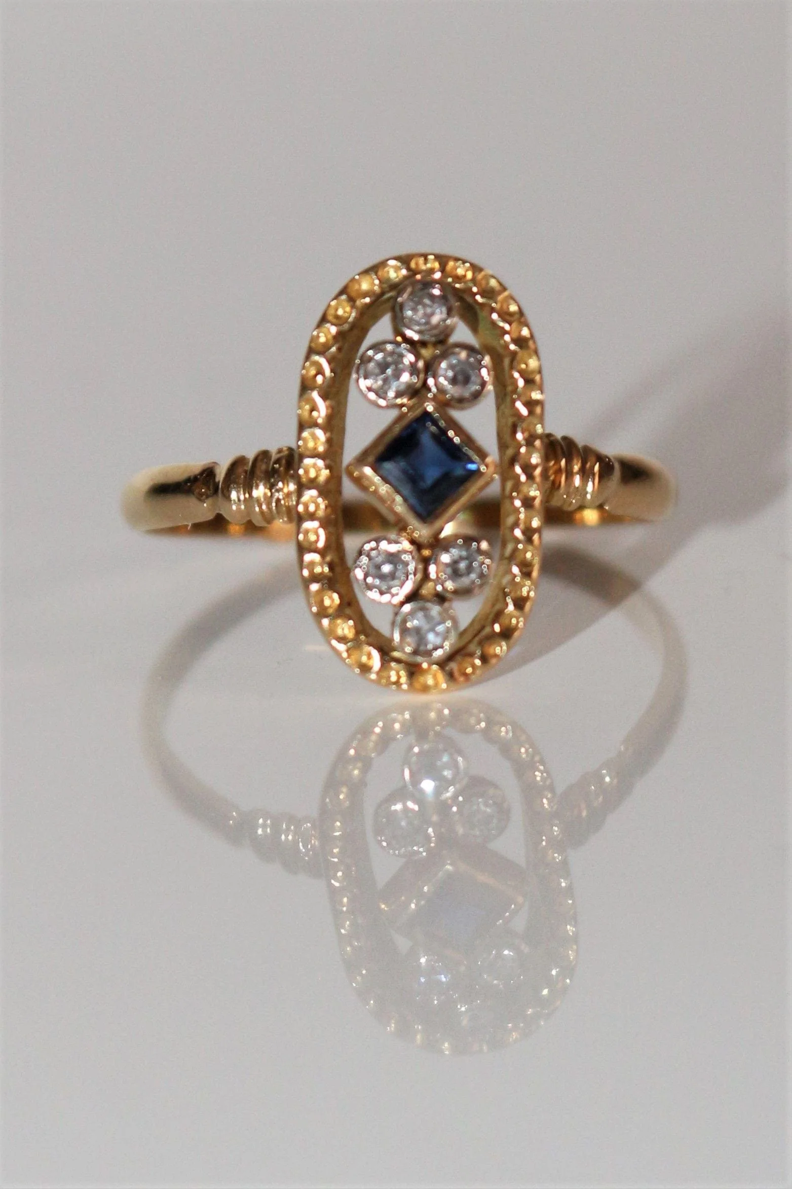 Oval ring in yellow gold, sapphire - Image 3