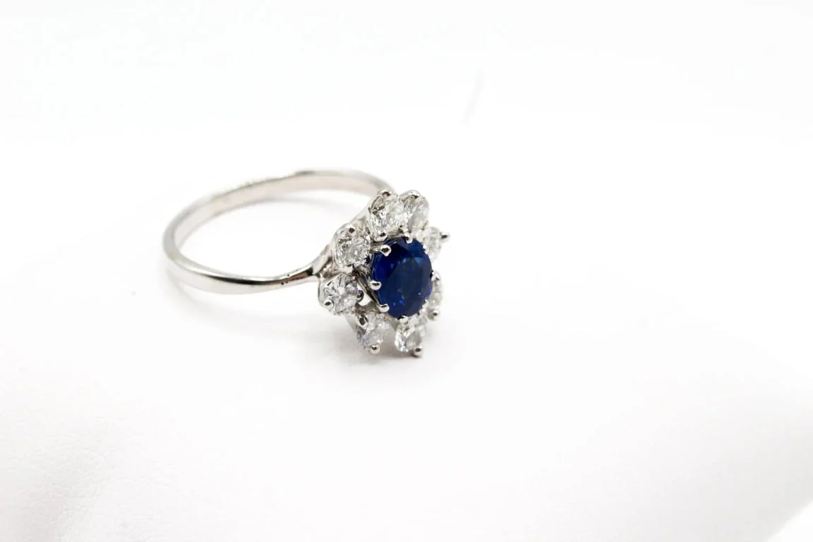 White gold ring, sapphire and diamonds  - Image 3