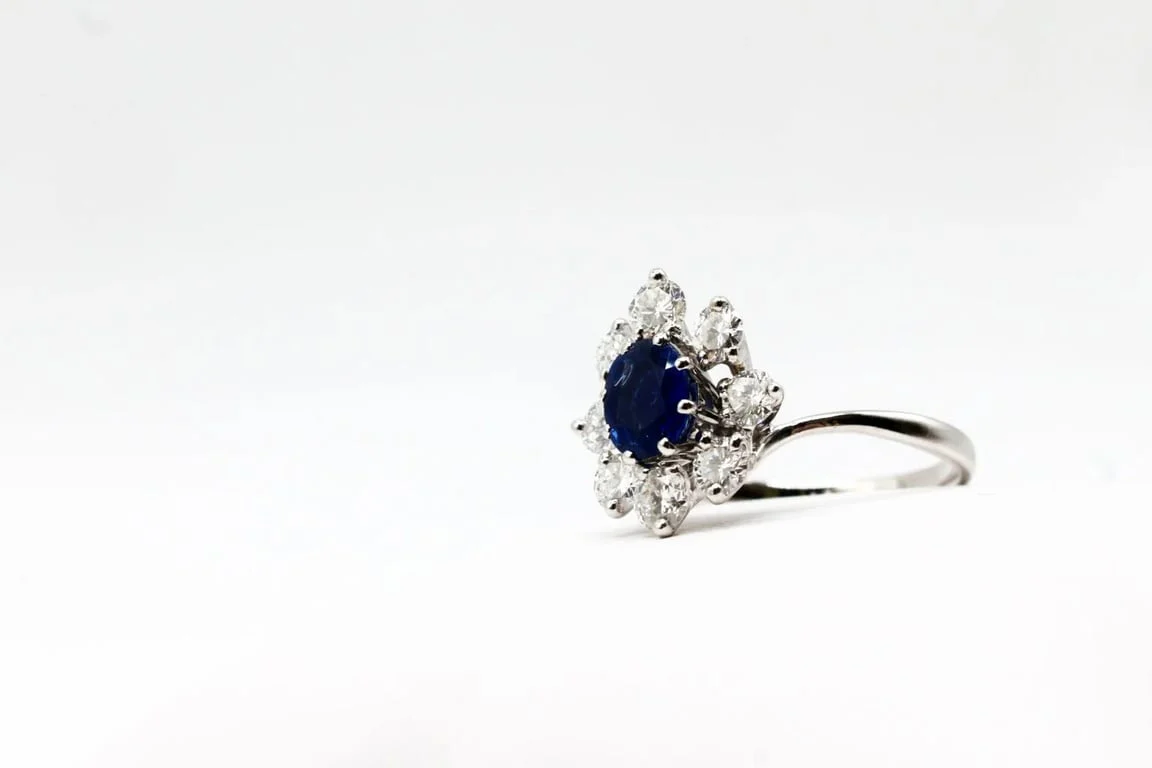 White gold ring, sapphire and diamonds  - Image 4