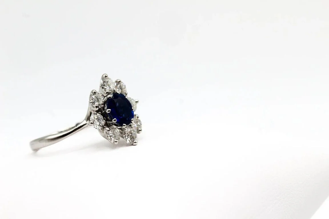 White gold ring, sapphire and diamonds  - Image 5