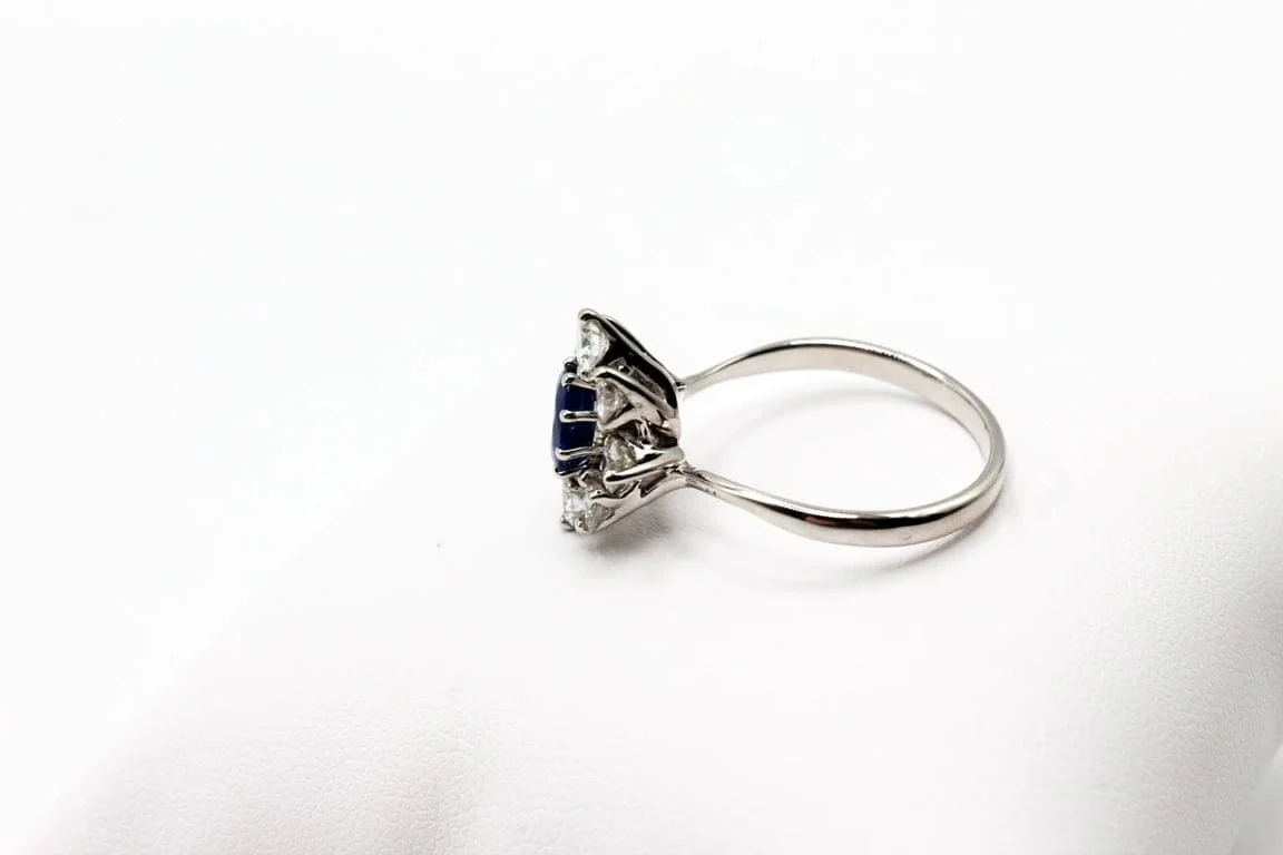 White gold ring, sapphire and diamonds  - Image 6