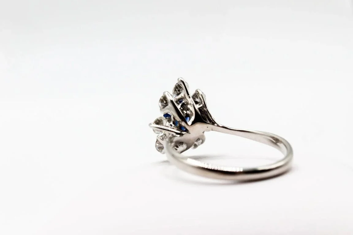 White gold ring, sapphire and diamonds  - Image 7