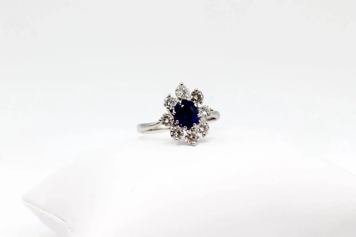 White gold ring, sapphire and diamonds  - Image 8