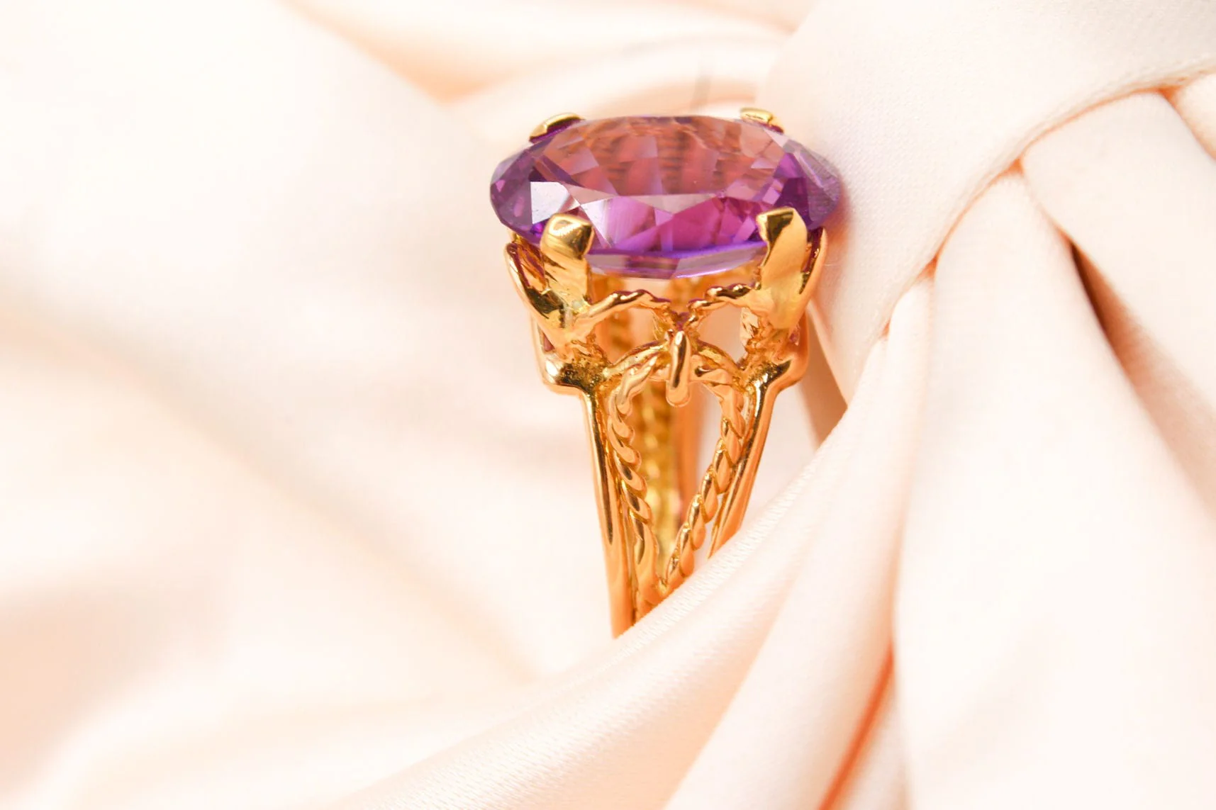 Yellow gold ring with a rope motif set with an amethyst - Image 2