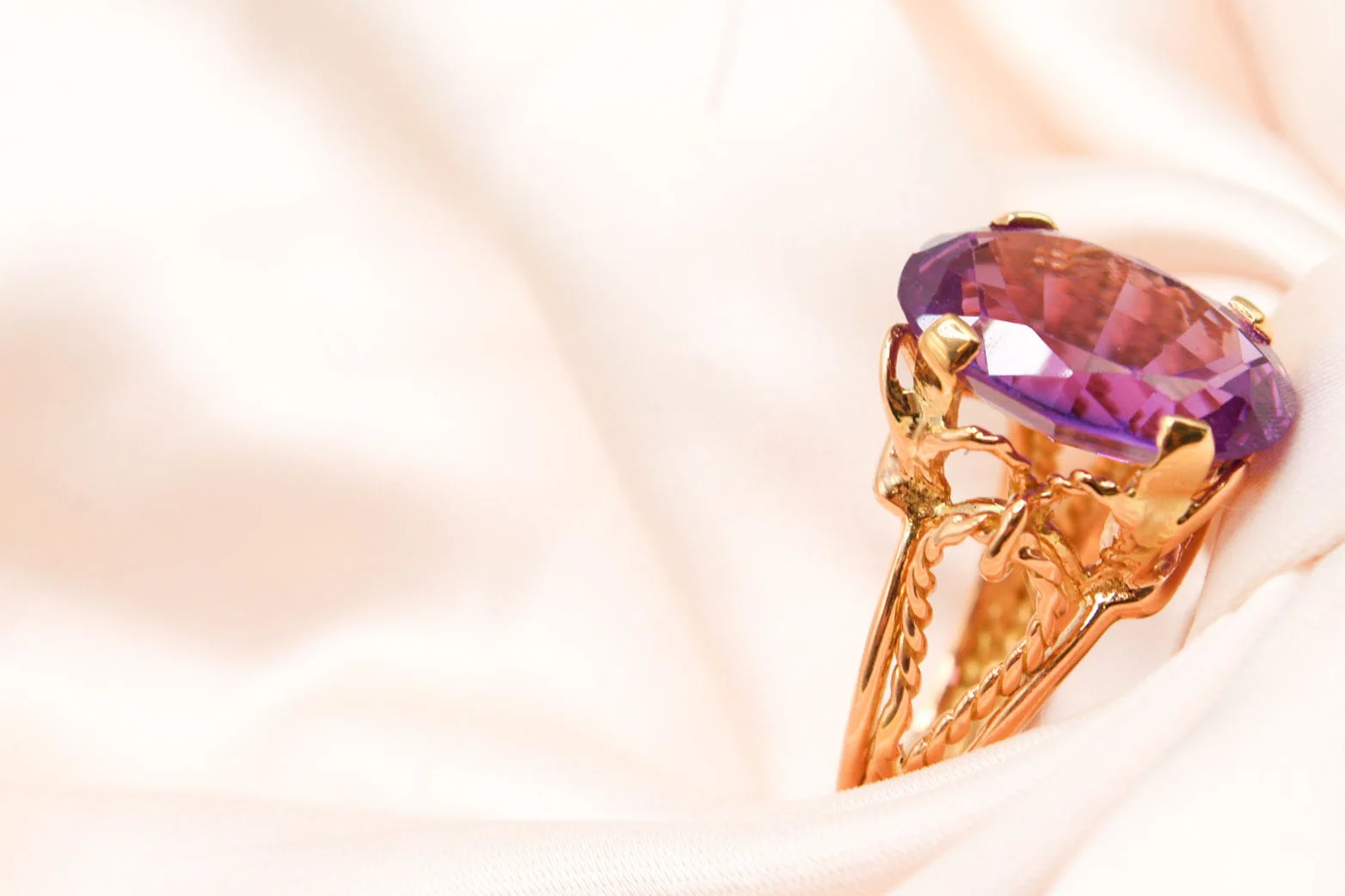 Yellow gold ring with a rope motif set with an amethyst - Image 3