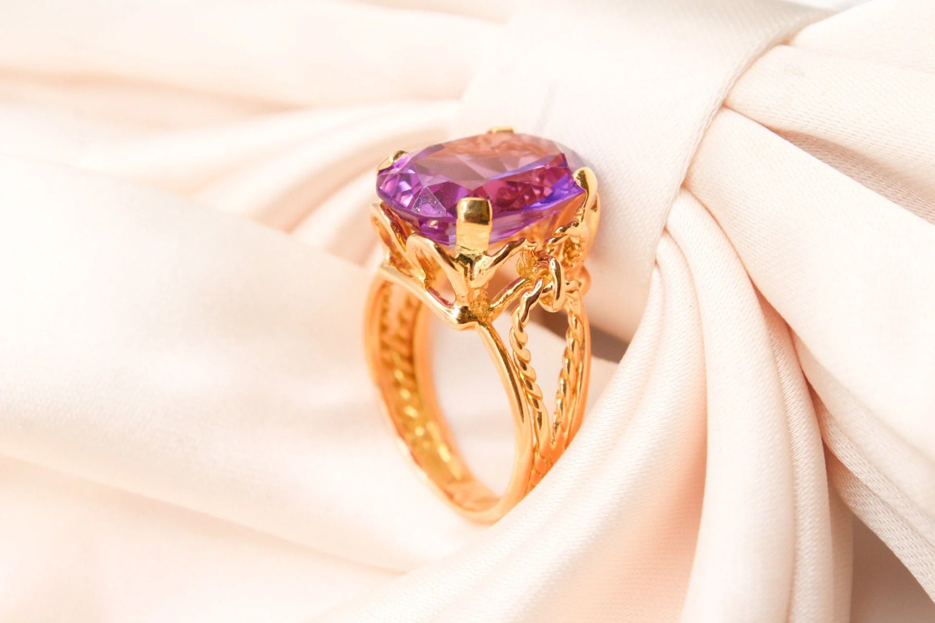 Yellow gold ring with a rope motif set with an amethyst - Image 5